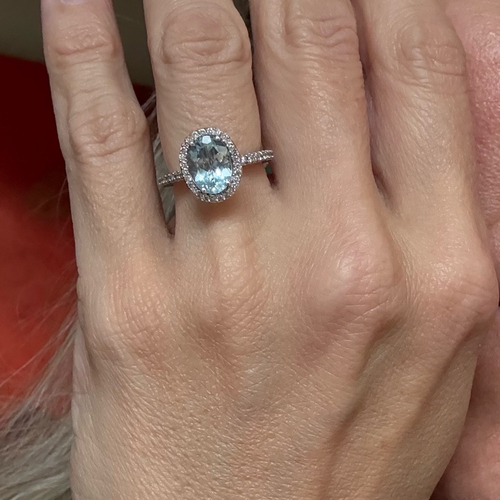 Gorgeous Oval Diamond Halo Ring with Aquamarine Gemstone. - Picture 5 of 6
